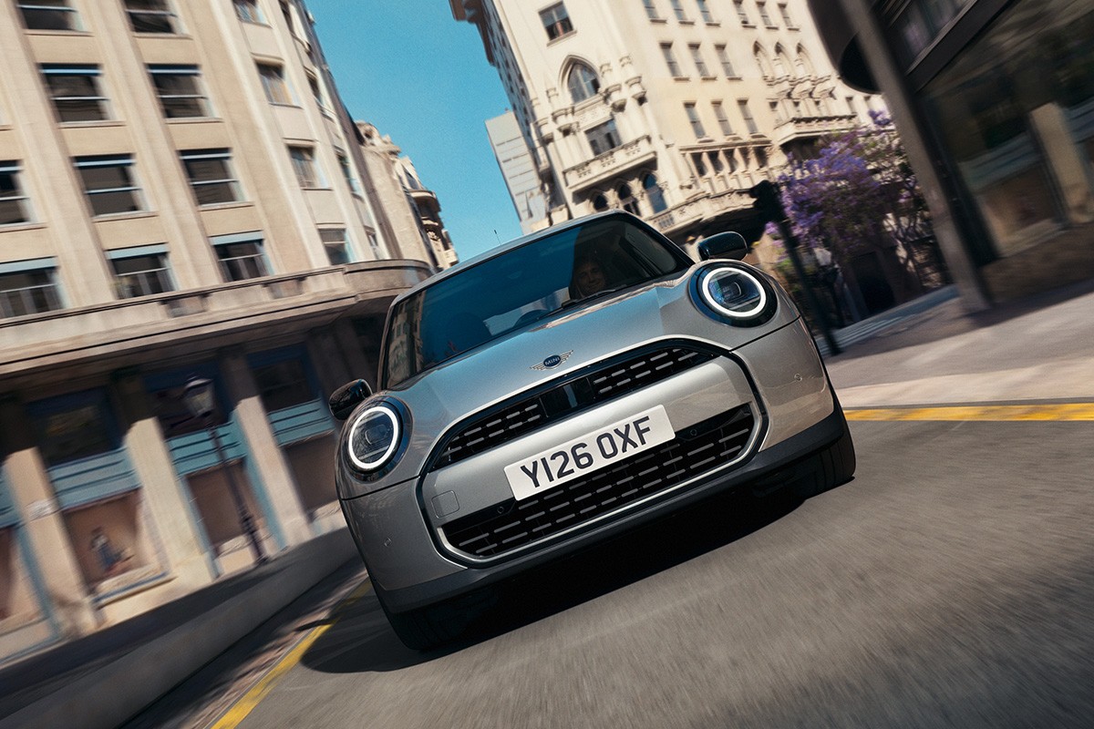 Vista frontal do MINI COOPER ONE 5 PORTAS